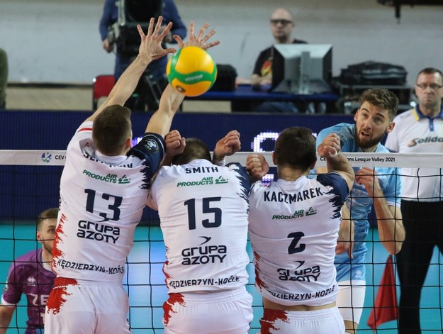 Siatkarze Grupy Azoty Kędzierzyn-Koźle Kamil Semeniuk (L), David Smith (2L) i Łukasz Kaczmarek (2P) oraz Bartosz Bednorz (P) z Zenitu Kazań podczas meczu półfinałowego Ligi Mistrzów /Krzysztof Świderski /PAP