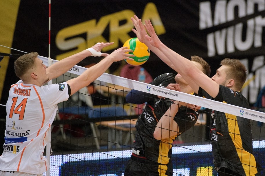 Siatkarze PGE Skry Bełchatów w trakcie bloku  podczas spotkania z Lindemans Aalst /	Grzegorz Michałowski   /PAP/EPA