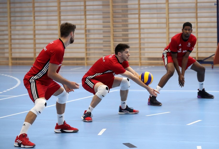 Siatkarze reprezentacji Polski: Grzegorz Kubiak, Aleksander Śliwka i Wilfredo Leon podczas treningu kadry w Zakopanem (6 lipca 2019) / 	Grzegorz Momot    /PAP