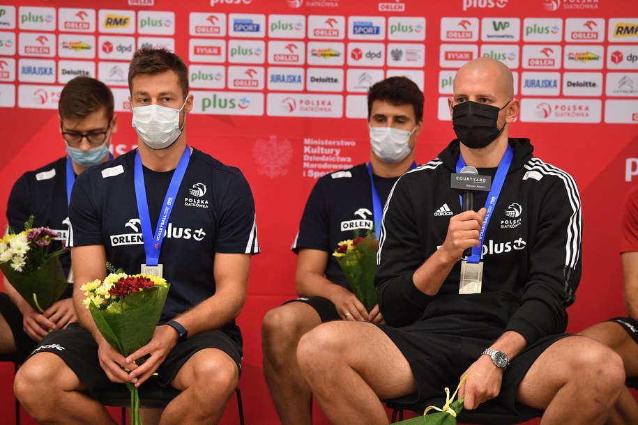 Siatkarze reprezentacji Polski po powrocie z turnieju Ligi Narodów we włoskim Rimini, gdzie zajęli drugie miejsce /Radek  Pietruszka /PAP