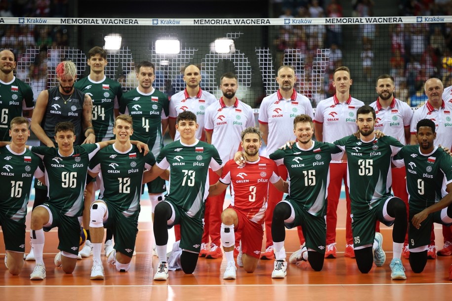 Siatkarze reprezentacji Polski pozują do zdjęcia przed meczem Memoriału Huberta Jerzego Wagnera z Serbią //Łukasz Gągulski /PAP