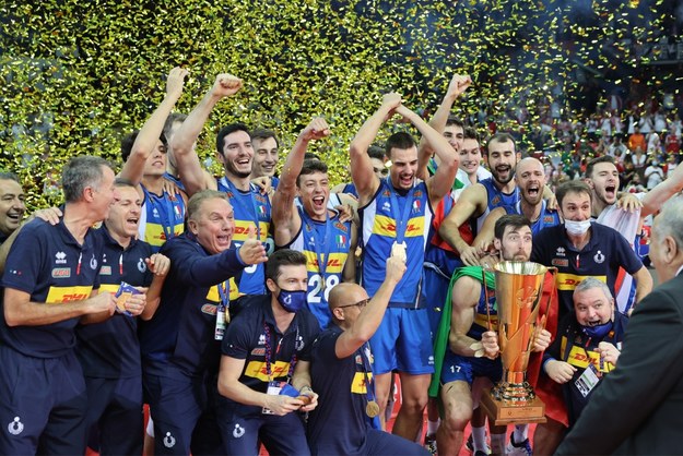 Siatkarze reprezentacji Włoch cieszą się ze zdobycia tytułu mistrza Europy /Andrzej  Grygiel /PAP