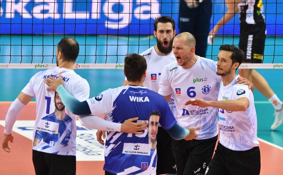 Siatkarze Stoczni Szczecin cieszą się podczas meczu Ekstraklasy z Cerradem Czarnymi Radom (18 listopada 2018) / 	Marcin Bielecki    /PAP