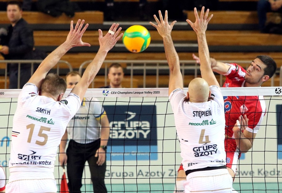 Siatkarze Zaksy Kędzierzyn-Koźle David Smith i Przemysław Stępień /Krzysztof Świderski /PAP/EPA