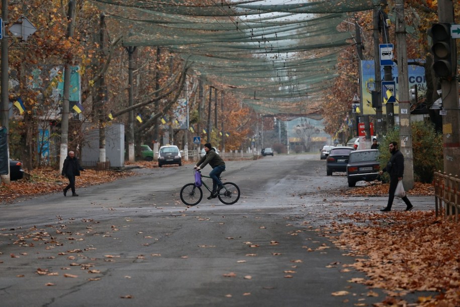 Siatki antydronowe w Chersoniu, gdzie armia rosyjska kontynuuje ostrzał, nie mając na względzie cywilów; wojna w Ukrainie 2025 /Lyashonok Nina/Ukrinform/ABACA/Abaca/East News /East News