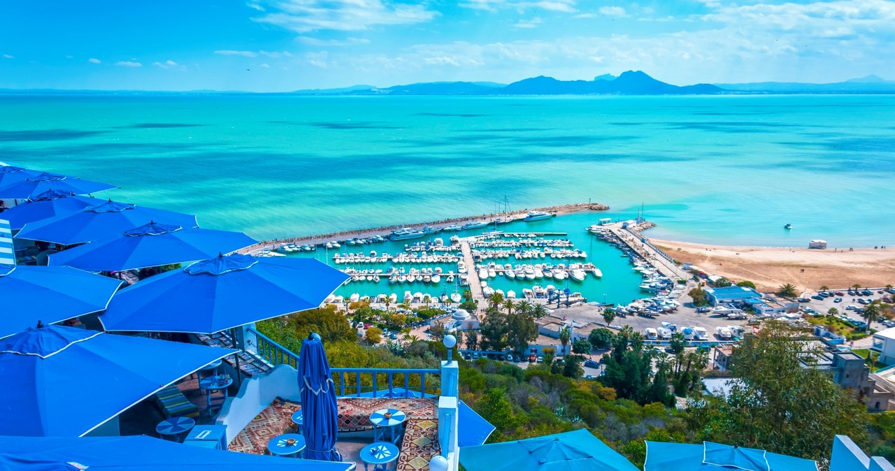 Sidi Bou Said to jedno z najbardziej malowniczych miejsc w Tunezji, które jest porównywane do Santorini /123RF/PICSEL