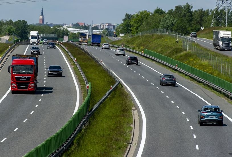 Sieć dróg ekspresowych w Polsce ma wynosić 7980 km, z czego 2100 km mają stanowić autostrady /Stanislaw Bielski/REPORTER /East News