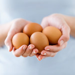 Sieć hurtowni Metro wycofuje jaja z chowu klatkowego na całym świecie