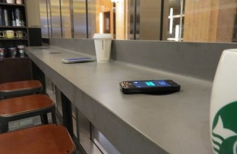 Sieć kawiarni Starbucks pozwoli na bezprzewodowe doładowanie swojego smartfona /materiały prasowe