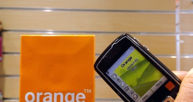 Sieć Orange chce wziąć na siebie podwyżkę stawek VAT i nie obciążać klientów /AFP