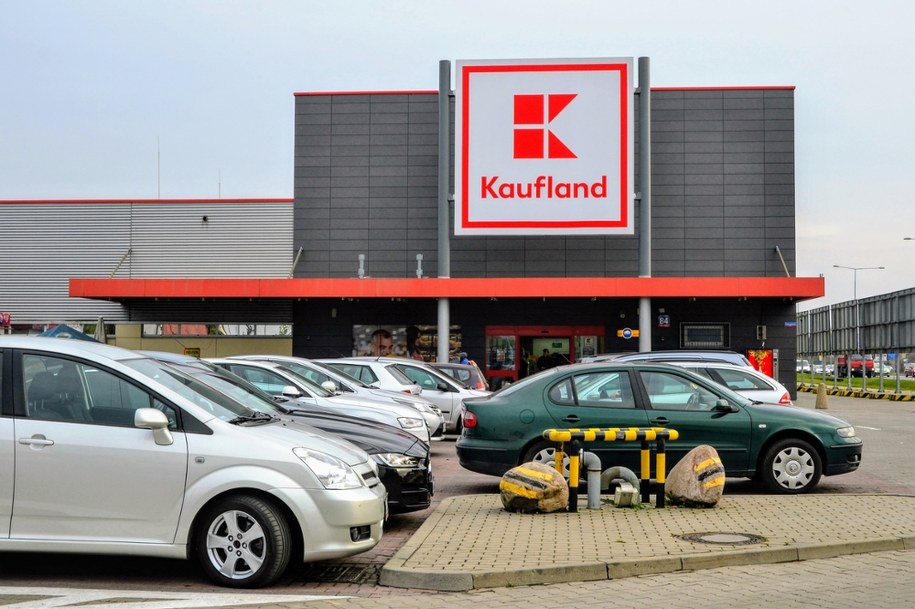 Sieć sklepów Kaufland wydała oświadczenie ws. butelek Ustronianki o pojemności 3001 ml /Shutterstock