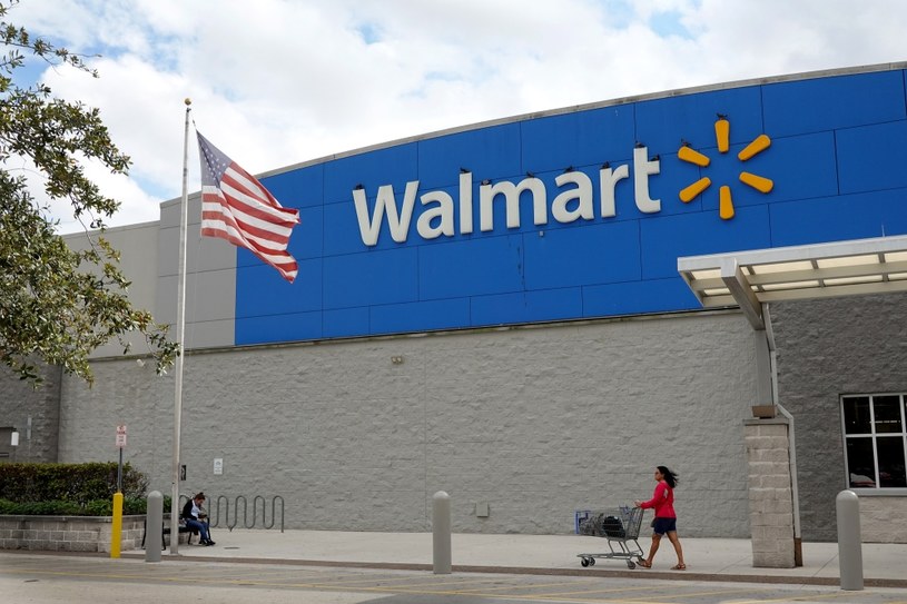 Sieć sklepów Walmart, największy pracodawca w USA, zapowiedziała, że do 2026 r. planuje przeprowadzić automatyzację w 65 proc. swoich placówek. / Zdj. ilustracyjne, przedstawia sklep Walmart w Miami (Floryda). /JOE RAEDLE GETTY IMAGES AMERYKA PÓŁNOCNA Getty Images za pośrednictwem AFP /AFP