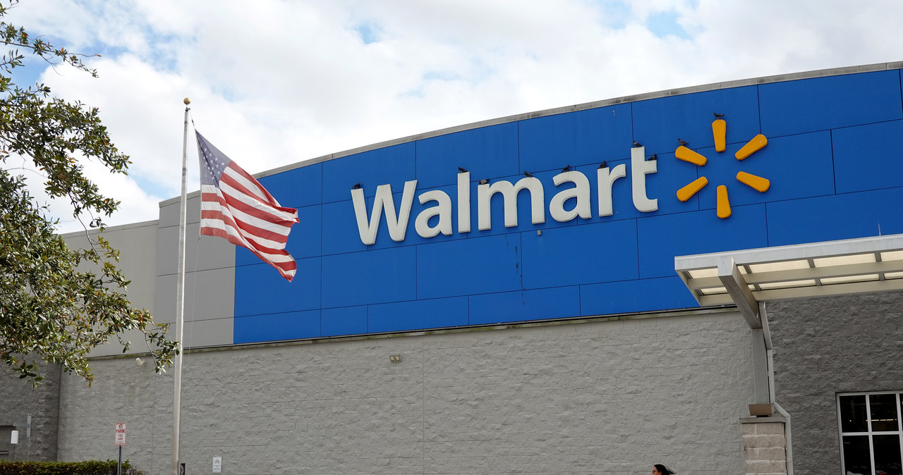 Sieć sklepów Walmart, największy prywatny pracodawca w Stanach Zjednoczonych, obniżył stawkę godzinową, jaką oferuje nowym pracownikom - informuje "The Wall Street Journal" /JOE RAEDLE GETTY IMAGES AMERYKA PÓŁNOCNA Getty Images za pośrednictwem AFP /AFP