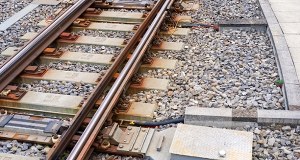 Sieć trakcyjna w Puławach uszkodzona. Ktoś rzucił na nią łańcuch