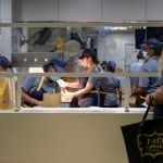 Sieć wprowadza zestawy słuchawkowe. AI wyłapie "życzliwość" pracowników