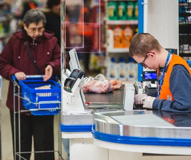 Sieci handlowe walczą o pracowników 