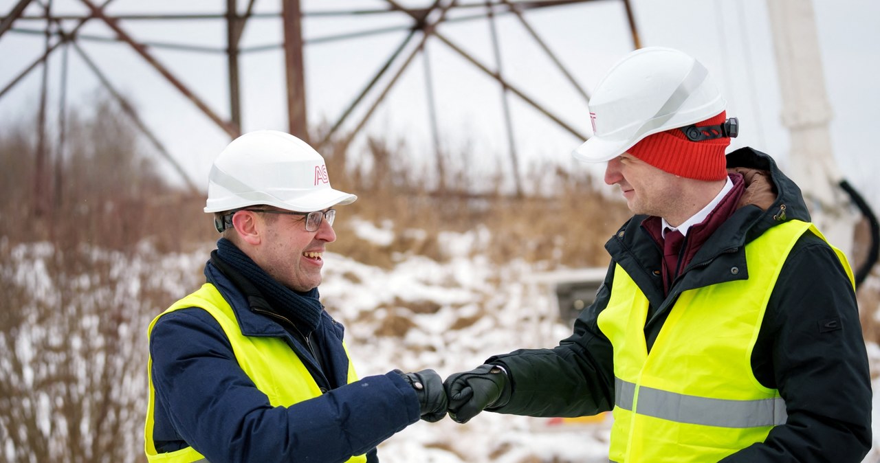 Sieci krajów bałtyckich zsynchronizowane z kontynentalną Europą. Na zdj. Minister klimatu i energii Łotwy Kaspars Melnis i Rolands Irklis, dyrektor generalny operatora państwowego systemu przesyłowego energii elektrycznej AST /Gints Ivuskans / AFP /AFP