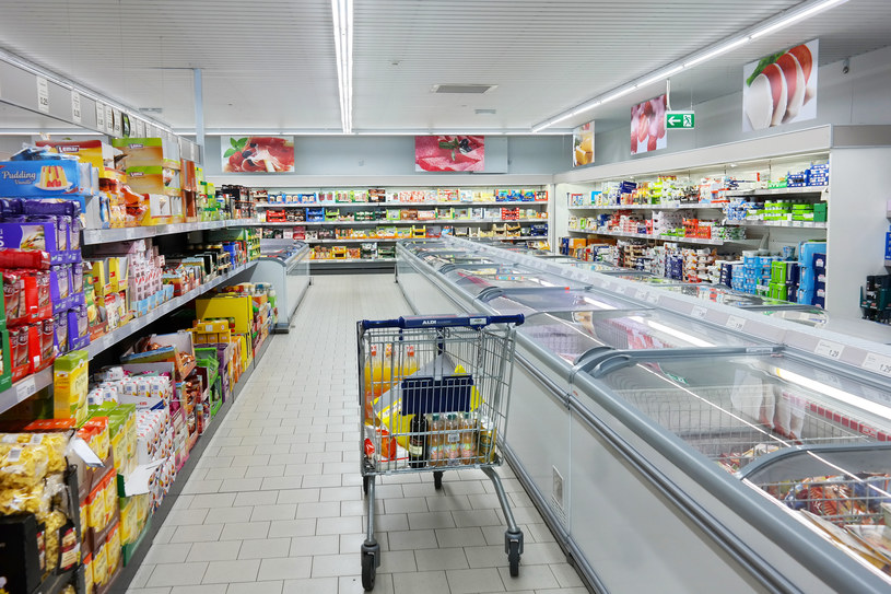 Sieci spożywcze w Polsce zmieniają czas pracy swoich sklepów /123RF/PICSEL