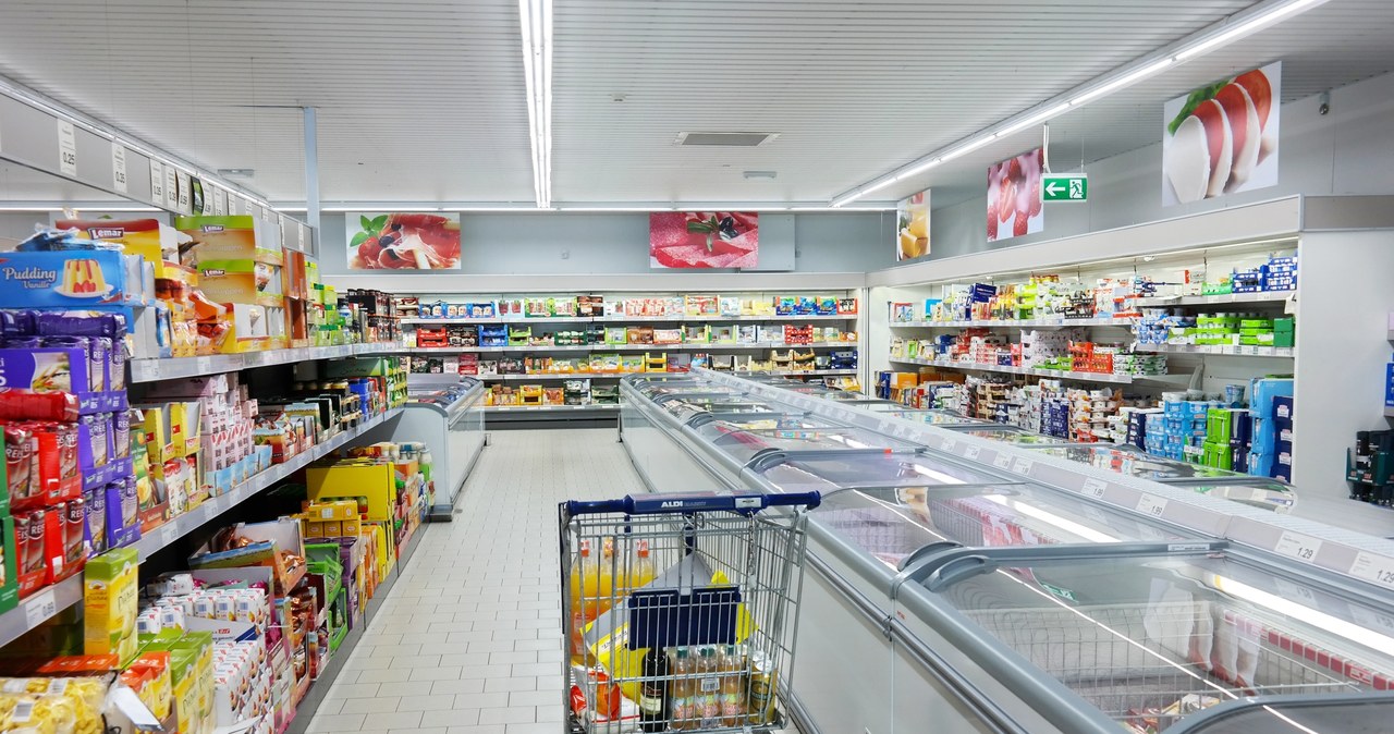 Sieci spożywcze w Polsce zmieniają czas pracy swoich sklepów /123RF/PICSEL