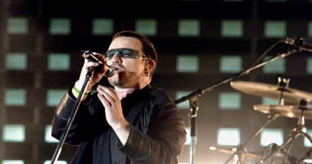 Sieci wymiany plików są odpowiedzialne za kłopoty finansowe młodych muzyków - twierdzi Bono /AFP