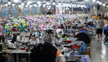 Sieciówki zapłaczą. Gigant taniej odzieży otwiera swoje sklepy