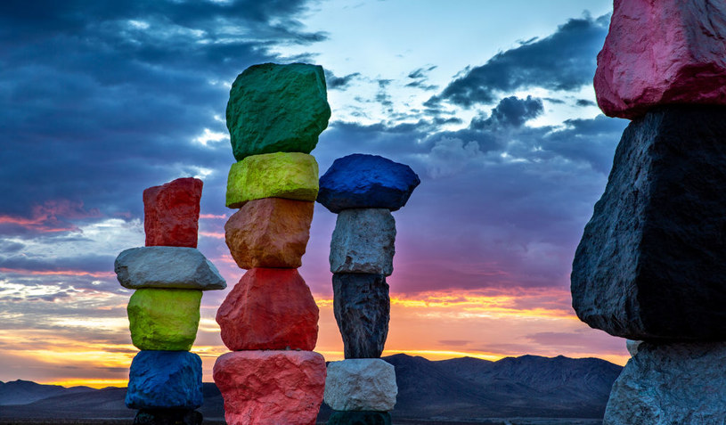 "Siedem Magicznych Gór" na pustyni w Nevadzie to artystyczna instalacja szwajcarskiego artysty /George Rose/Getty Images /Getty Images