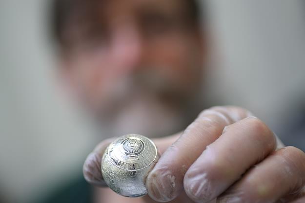 Siedem Nowych Cudów Świata - pierwsza w świecie moneta w kształcie kuli /PAP