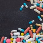 Siedem osób odpowie za fałszowanie recept i handel opioidami