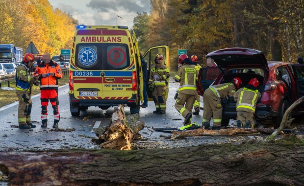 Siedem osób rannych, przygniecione auta. Potężny wiatr i ulewy nad Polską