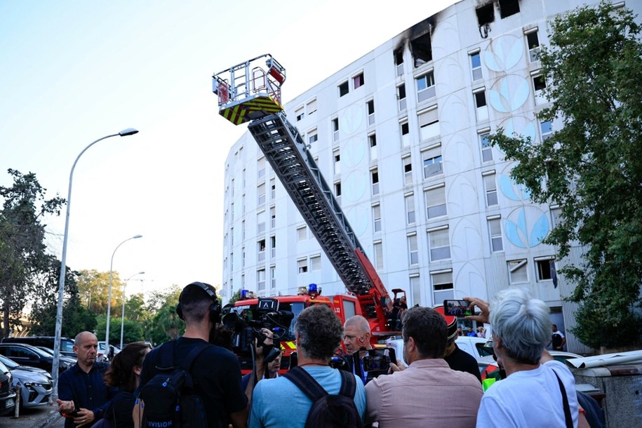 Siedem osób, w tym dzieci, zginęło w pożarze budynku mieszkalnego w Nicei /VALERY HACHE/AFP/East News /RMF FM