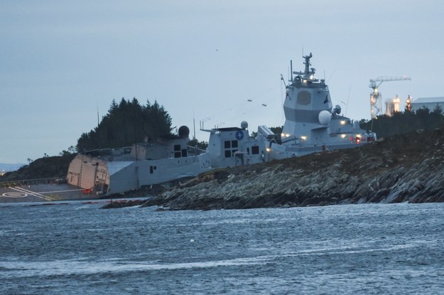 ​Siedem osób zostało rannych w czwartek rano na skutek zderzenia się tankowca i fregaty norweskiej marynarki wojennej u południowo-zachodnich wybrzeży Norwegii. /Marit Hommedal /PAP/EPA
