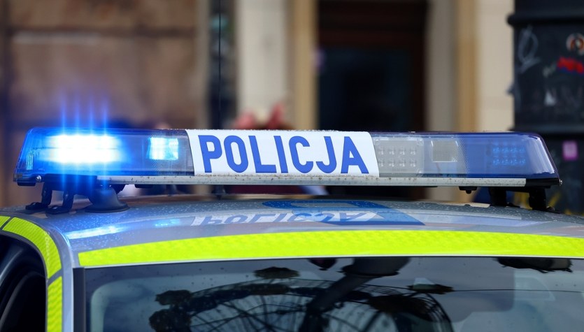 ​Siedmiolatek przypadkowo uruchomił samochód i potrącił młodszą siostrę