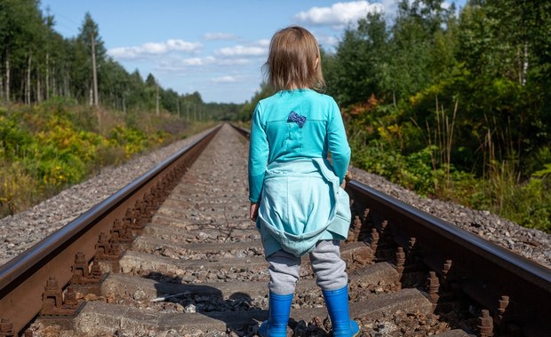 Siedmiolatka błąkała się przy torach kolejowych. Pijana matka wyrzuciła ją z domu