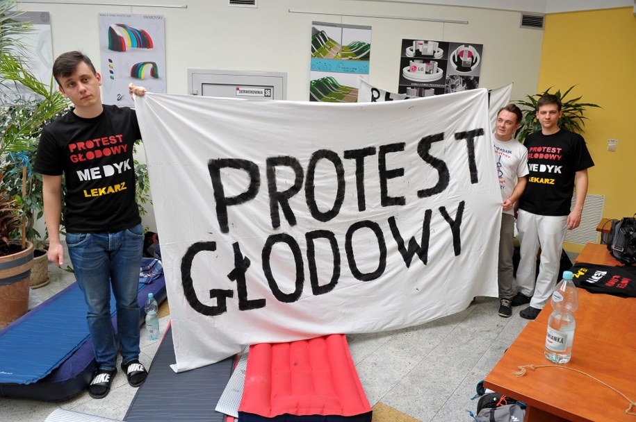 Siedmiu lekarzy rezydentów ze Szczecina rozpoczęło protest głodowy w Samodzielnym Publicznym Specjalistycznym Zakładzie Opieki Zdrowotnej "Zdroje" /Marcin Bielecki /PAP