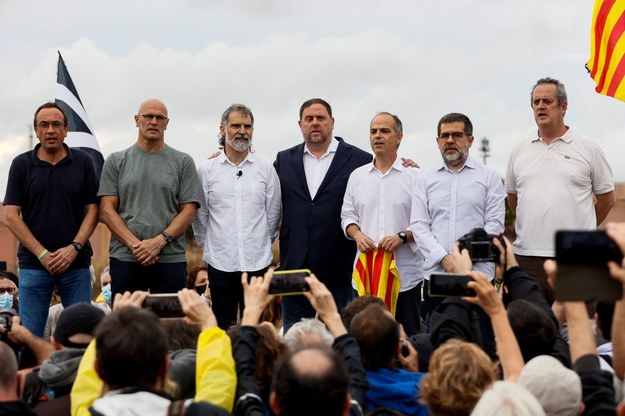 Siedmiu z dziewięciu uwięzionych przywódców nielegalnego referendum niepodległościowego Katalonii w 2017 roku /QUIQUE GARCIA /PAP/EPA