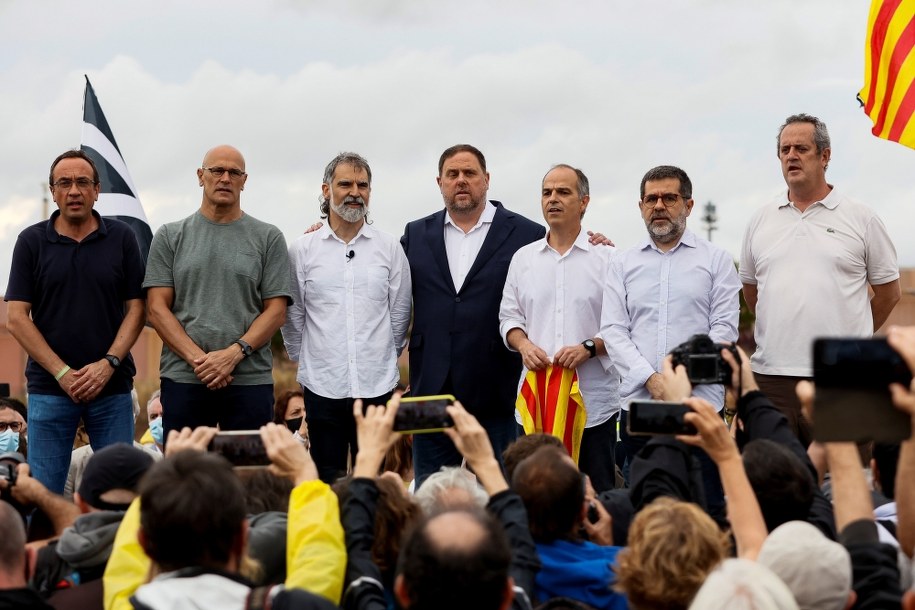 Siedmiu z dziewięciu uwięzionych przywódców nielegalnego referendum niepodległościowego Katalonii w 2017 roku /QUIQUE GARCIA /PAP/EPA