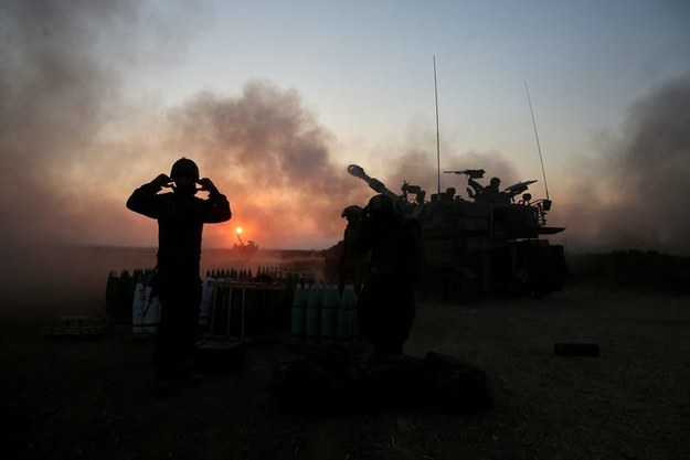 Siedmiu żołnierzy izraelskich zginęło w walkach z Hamasem /ABIR SULTAN /PAP/EPA