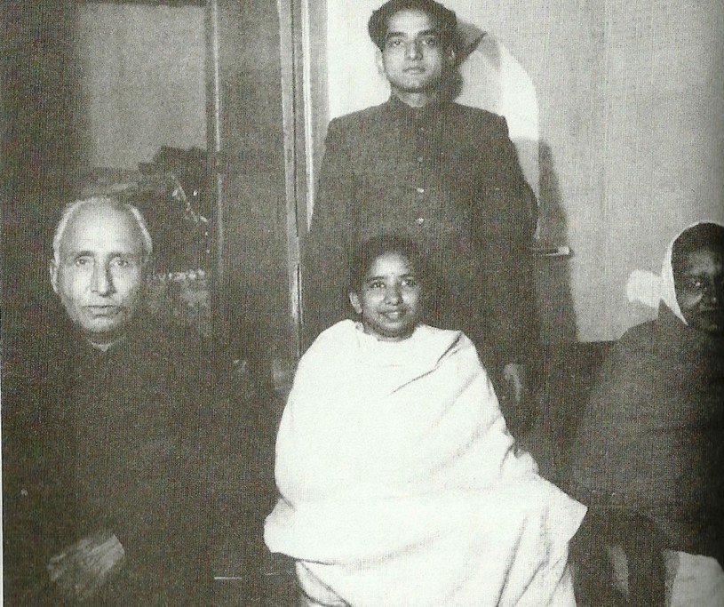 Siedzą od lewej: ojciec Santi Dewi Rang Bahadur, Santi Dewi i jej matka Prem Pyuri. Stoją: Viresh Naraim, brat Santi Dewi / zdjęcie: Archiwum Fundacji Nautilus /archiwum prywatne