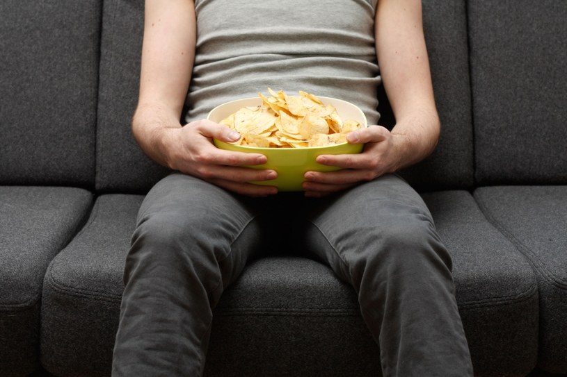 Siedzący tryb życia i ciężkostrawna dieta sprzyjają powstawaniu zaparć /123RF/PICSEL