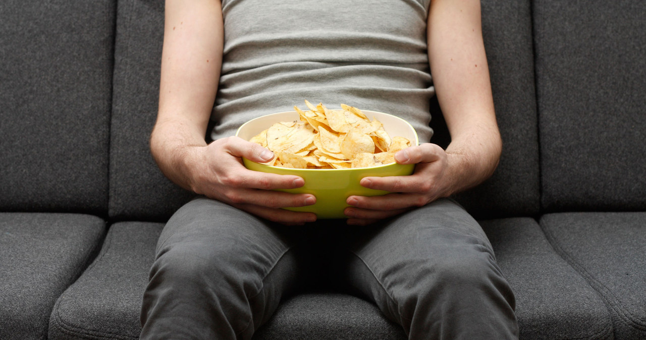 Siedzący tryb życia i ciężkostrawna dieta sprzyjają powstawaniu zaparć /123RF/PICSEL