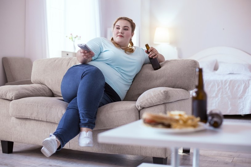Siedzący tryb życia i niezdrowe przekąski to główna przyczyna otyłości /123RF/PICSEL