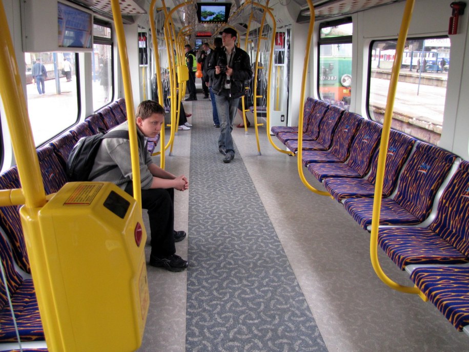 Siedzenia tyłem do okien = więcej miejsca dla podróżnych