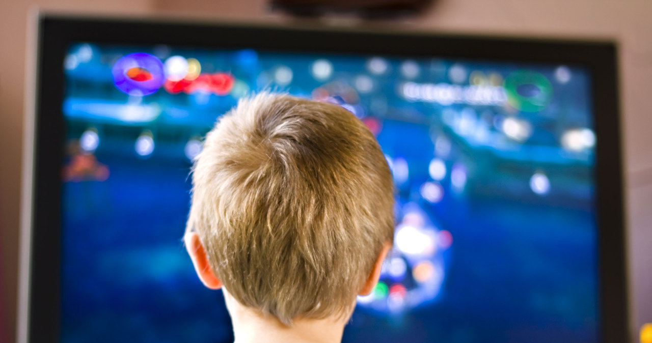 Siedzenie zbyt blisko telewizora psuje wzrok? W obecnych czasach to mit /123RF/PICSEL