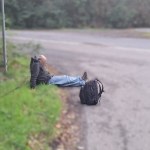 demencja Siedział na skraju jezdni, milczał. Straż miejska o tajemniczym mężczyźnie