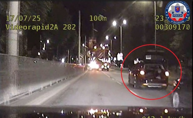 Siedział w otwartym bagażniku i nagrywał. Szczecińska jazda bez trzymanki