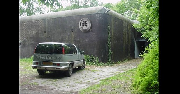 Siedziba główna Cyberbunker to dawny bunkier wykorzystywany przez NATO - jego ściany mają grubość 5 stóp. Firma chwali się, że hostuje każdą stronę "za wyjątkiem pornografii dziecięcej oraz terrorystów" /materiały prasowe