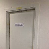 "Tabliczki" na drzwiach są przyklejone plastrami