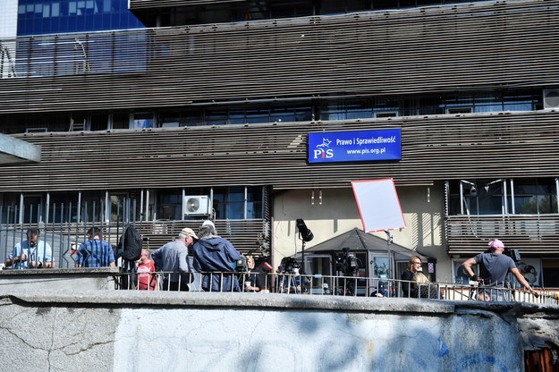 Siedziba Prawa i Sprawiedliwości przy ul. Nowogrodzkiej w Warszawie / 	Radek Pietruszka   /PAP