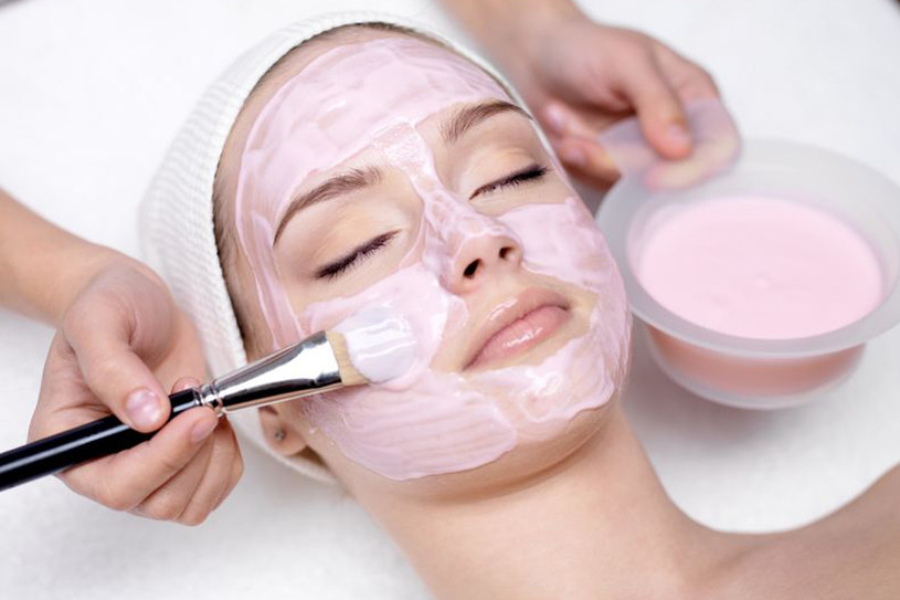 Sięgaj po łagodzące kosmetyki przeznaczone do skóry wrażliwej /123RF/PICSEL