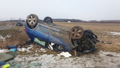 Sięgała po torebkę, jej auto dachowało